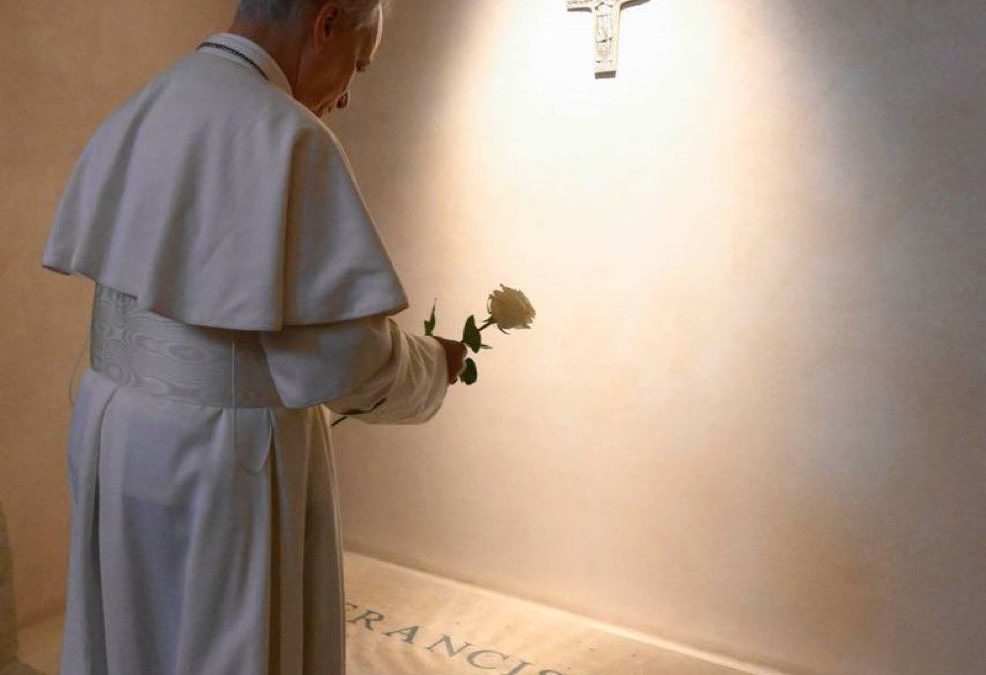 El papa León XIV visitó la sepultura de Francisco y le llevó una rosa blanca