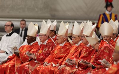 Cardenales celebran misa previa al cónclave para elegir al nuevo papa