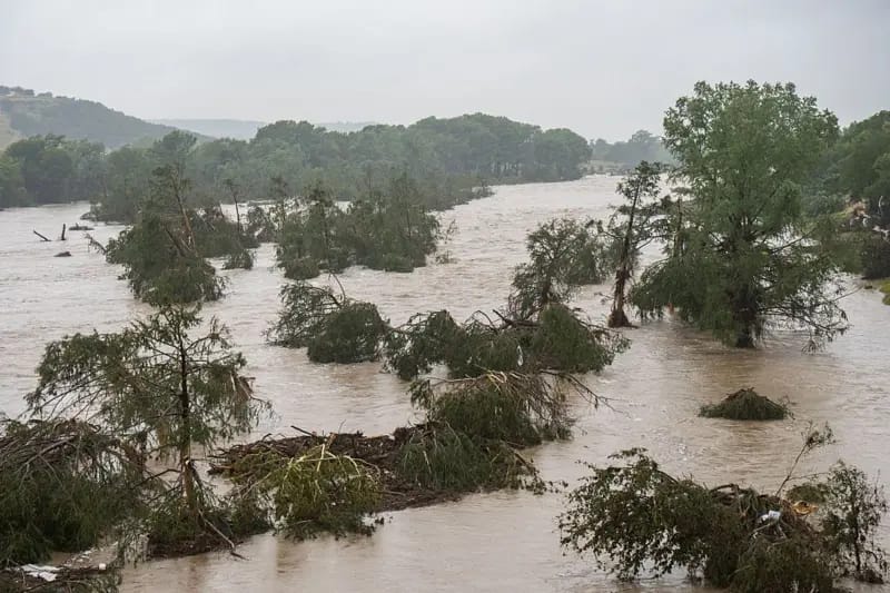 Al menos 51 muertos y centenares de desaparecidos durante inundaciones en Estados Unidos