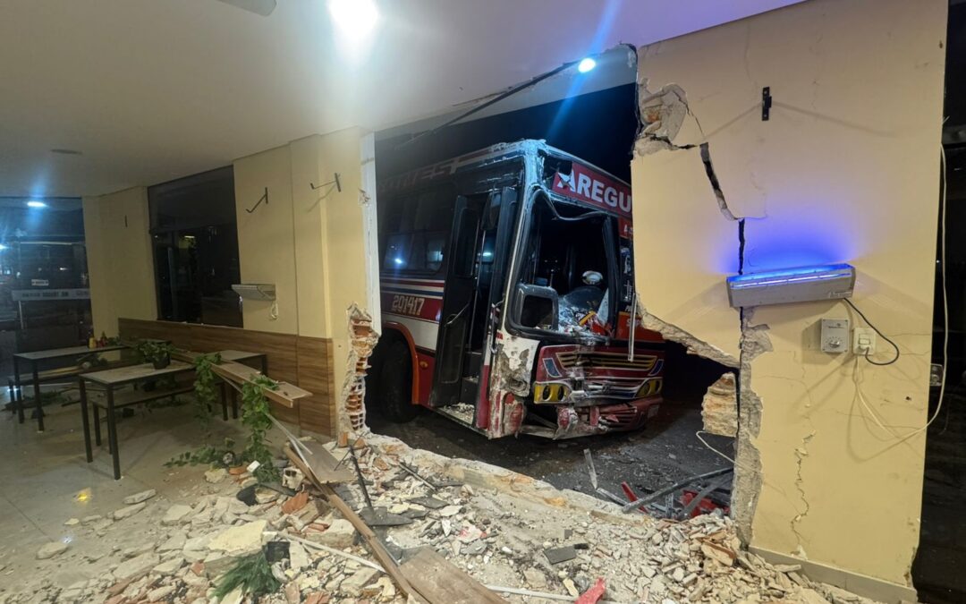 Colectivo repleto de pasajeros se estrelló contra un local en Luque