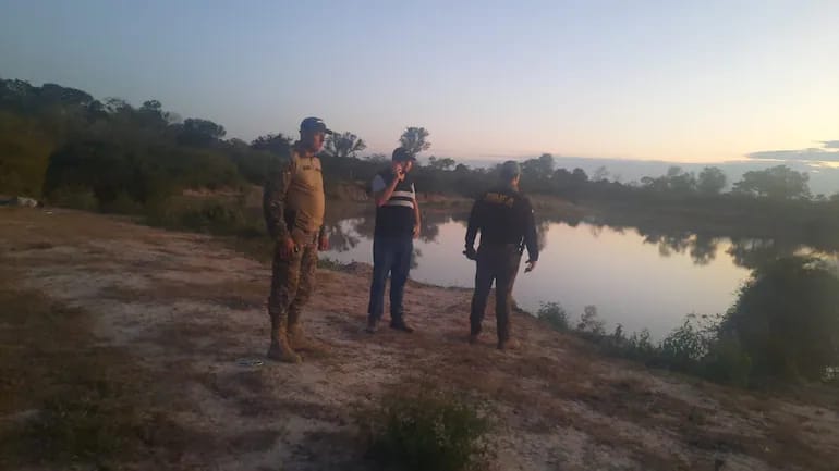 Tres hombres desaparecidos: encuentran muerto a uno y buscan a dos en un tajamar