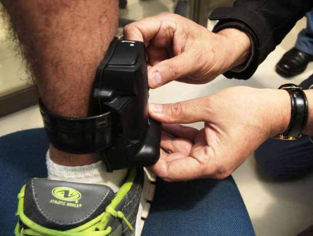 Aprueban uso de tobilleras en todo el país: tienen disponibles mil dispositivos