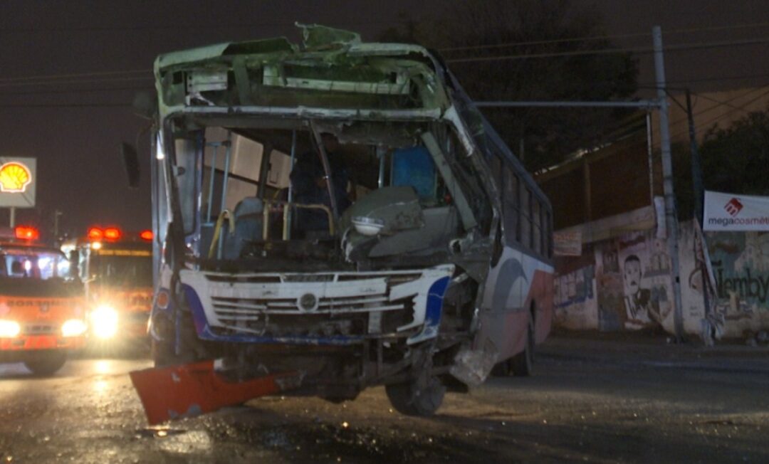 Choque entre bus y camión transganado deja cuatro heridos en Ñemby