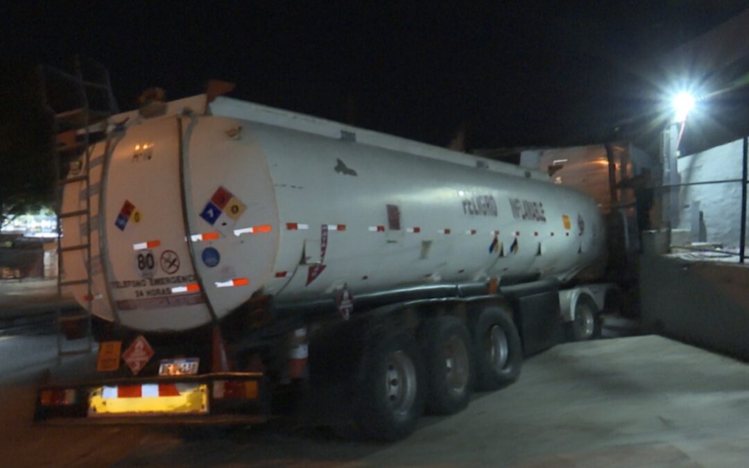 Camión cargado de combustible chocó contra una vivienda