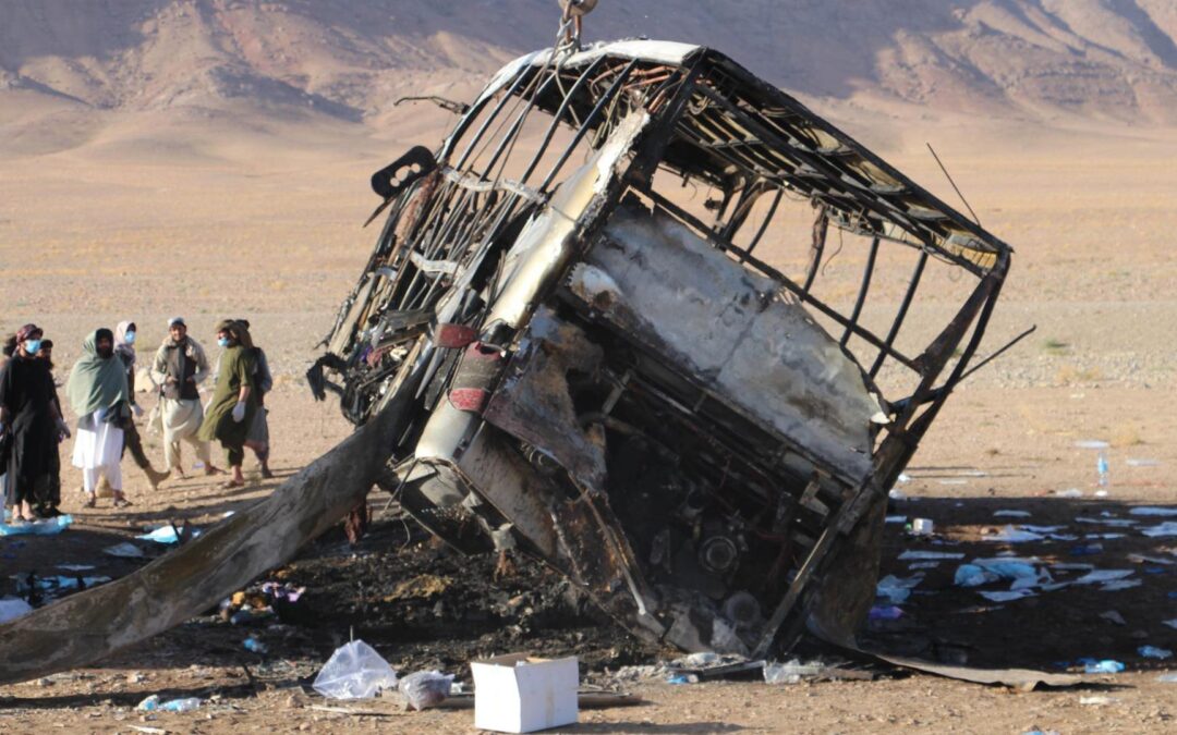 Afganistán: 76 muertos tras choque entre bus y camión cisterna