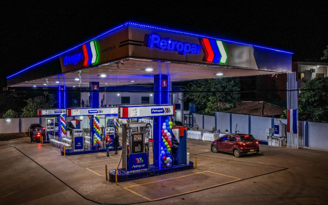 Santiago Peña anuncia reducción de G. 250 en el precio del combustible