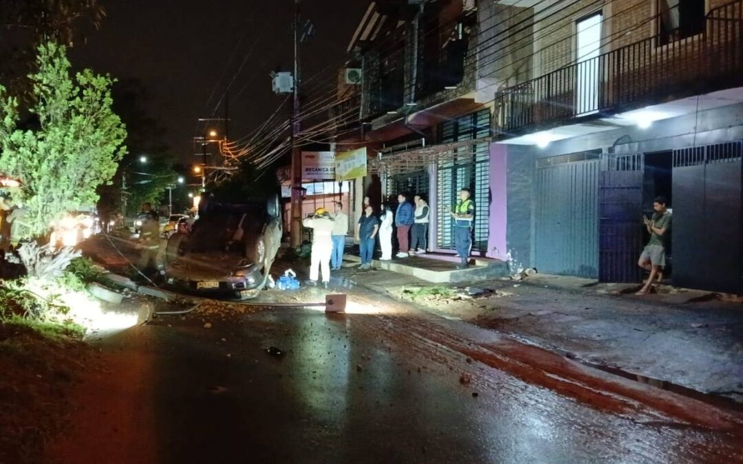 Ñemby: conductor perdió el control de su camioneta, chocó y volcó