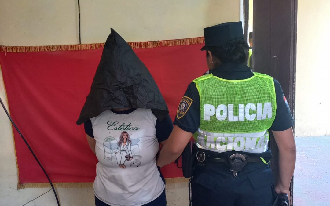 Detienen a docente jubilada que contaba con orden de captura por pornografía infantil