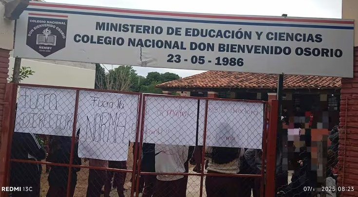 Alumnos toman colegio en Ñemby exigiendo la destitución de la directora