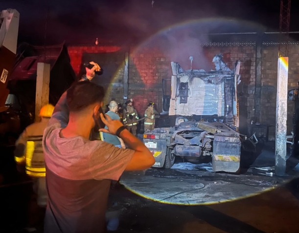 Detienen a empleado de transportadora que habría provocado incendio de camiones