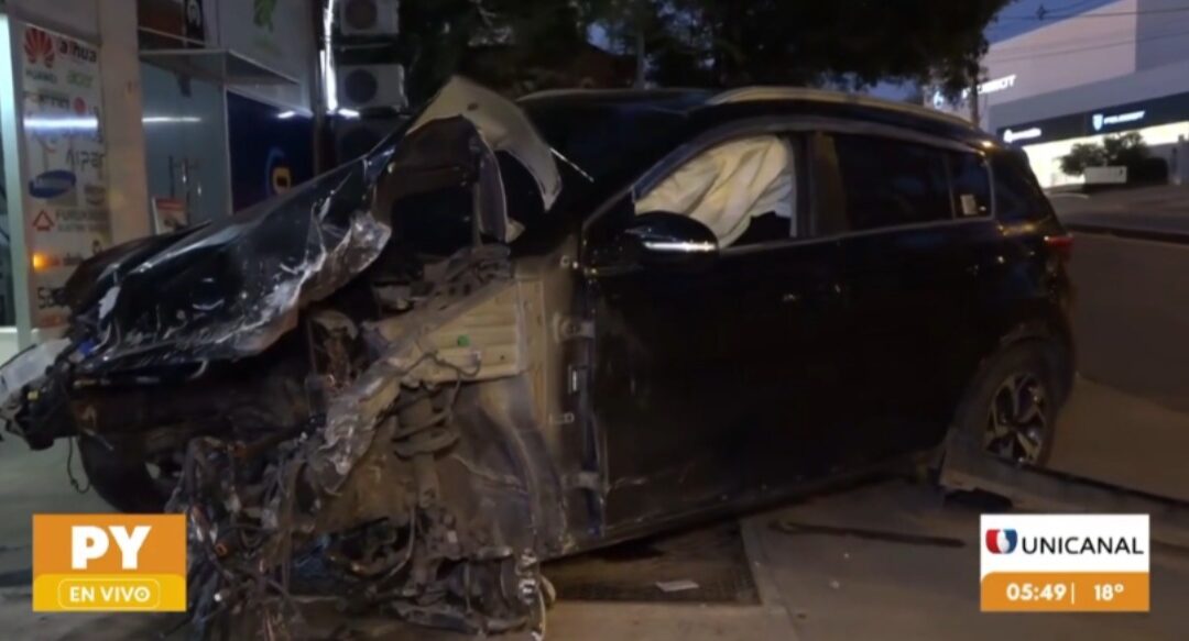 Violento choque en viaducto de República Argentina: conductor se negó al alcotest