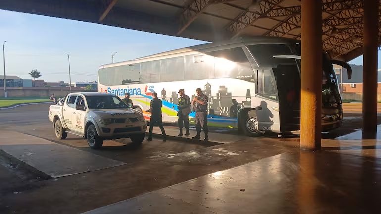 Un hombre fue encontrado sin vida en el interior de un bus de larga distancia