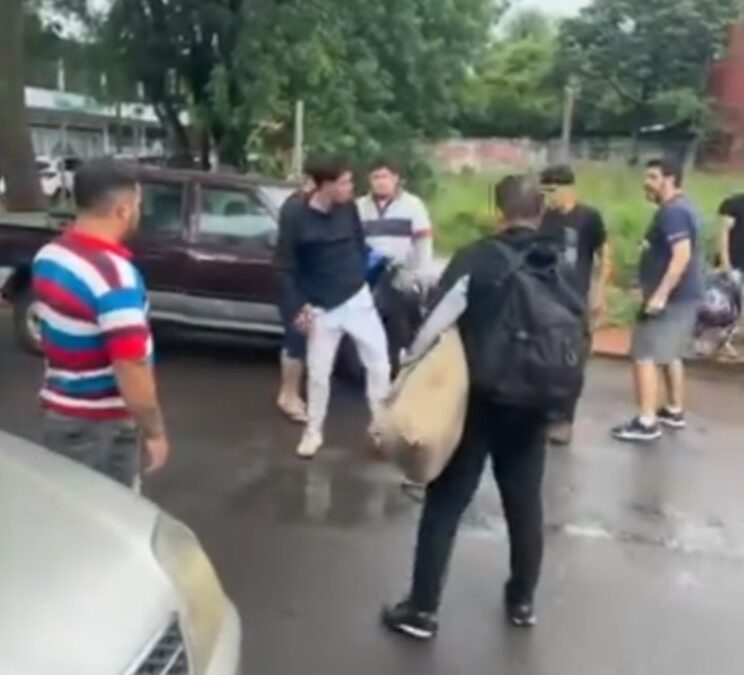 Motociclista agrede a estudiante que defendió a su profesor