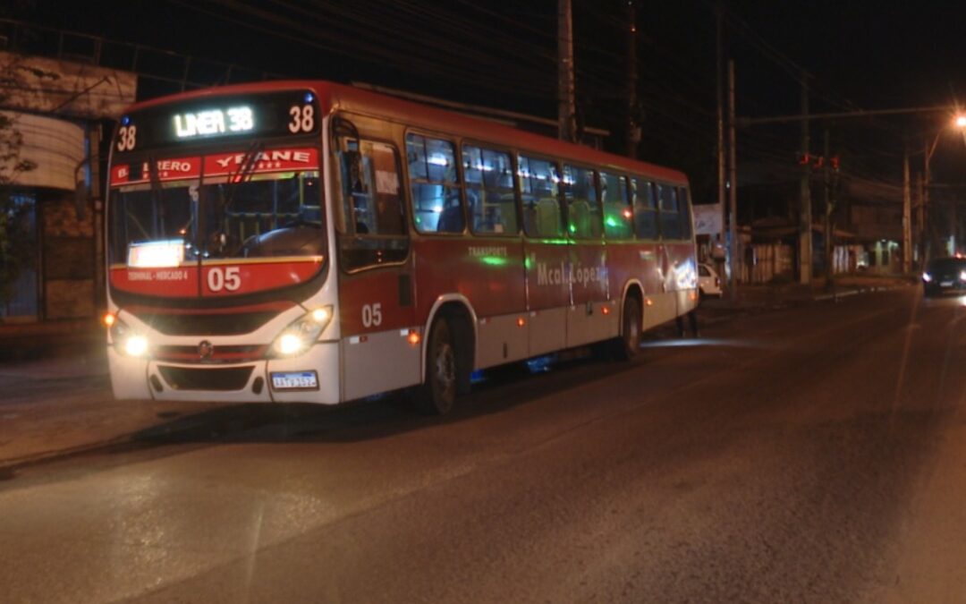 Motociclista choca contra un colectivo y acompañante resulta herida
