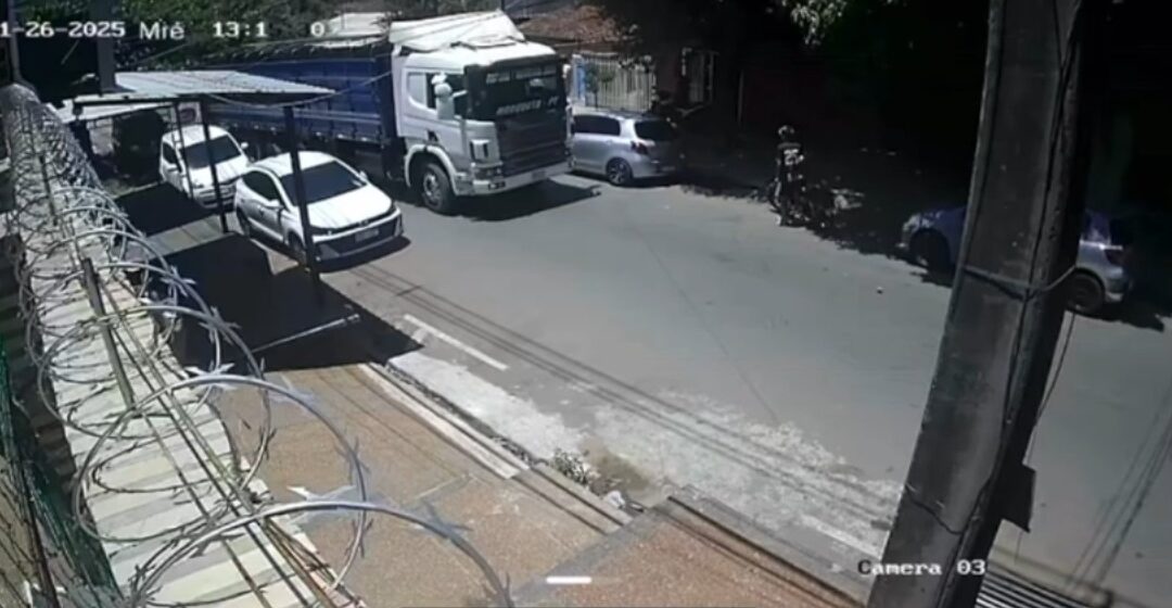Camión tuvo desperfectos mecánicos y chocó a varios vehículos en Lambaré
