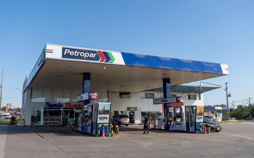 Peña anuncia reducción en el precio del combustible en Petropar