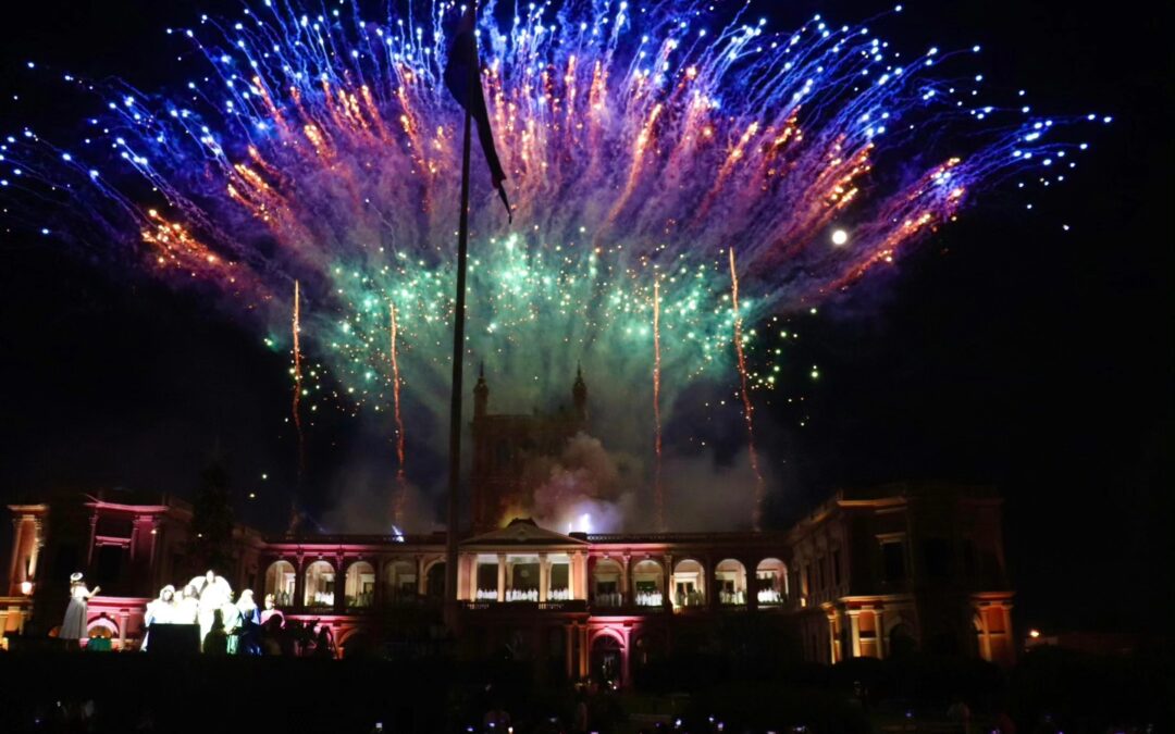 Encendido del árbol navideño reunió a más de 17 mil personas frente al Palacio