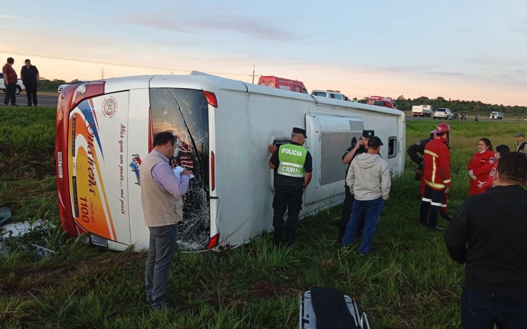 Vuelco de bus en Coronel Oviedo: imputan y piden prisión para chofer 