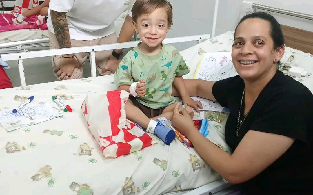¡Emotiva visita de Miguel Almirón a niños internados en el Acosta Ñu!