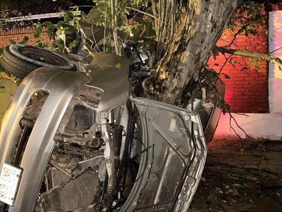 Sacerdote muere tras violento choque contra un árbol en Ayolas