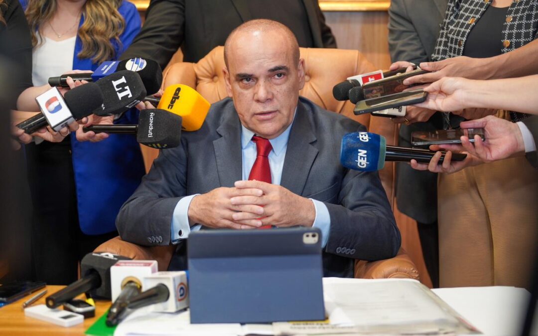 Baja del dólar no se refleja en el precio de la canasta básica, afirma titular del Senado