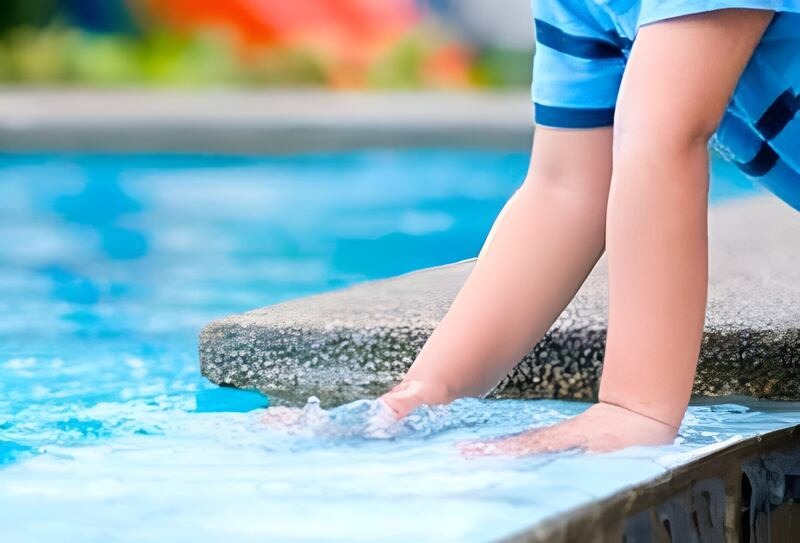 Un niño muere ahogado y otro está muy grave tras caer a una piscina
