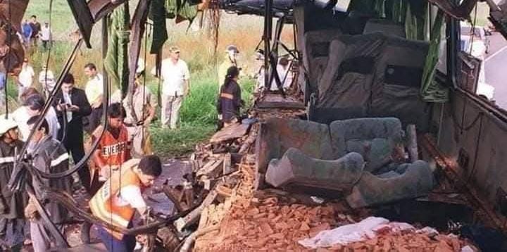 Vuelco de bus en Coronel Oviedo volvió a traer a la memoria la peor tragedia rutera del país