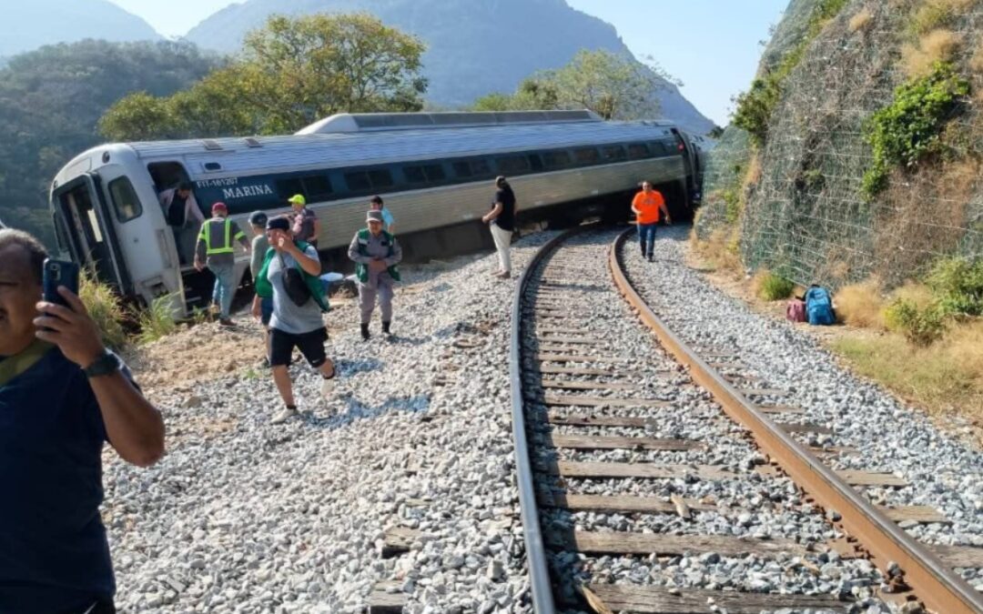 Descarrilamiento de tren en México deja 13 muertos y casi 100 heridos
