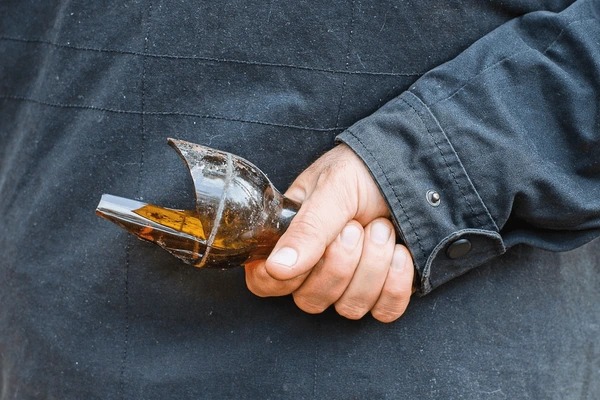 Imputan a adolescente que hirió a su padre con un pedazo de botella