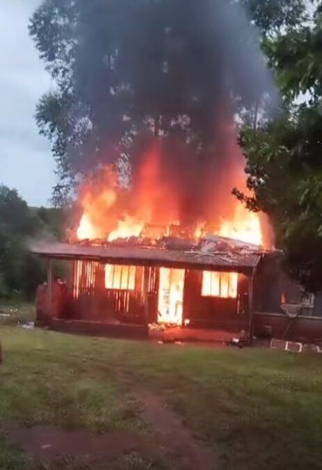 Alto Paraná: caída de rayo provoca incendio de precaria vivienda