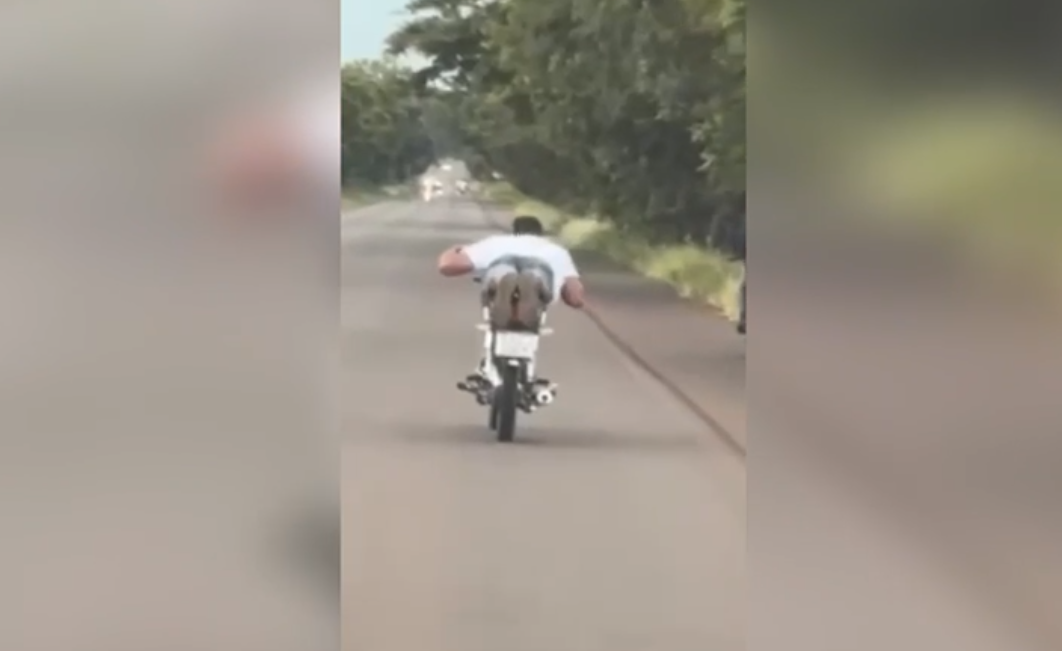 Jóvenes juegan carreras clandestinas y realizan maniobras peligrosas sobre la ruta PY05