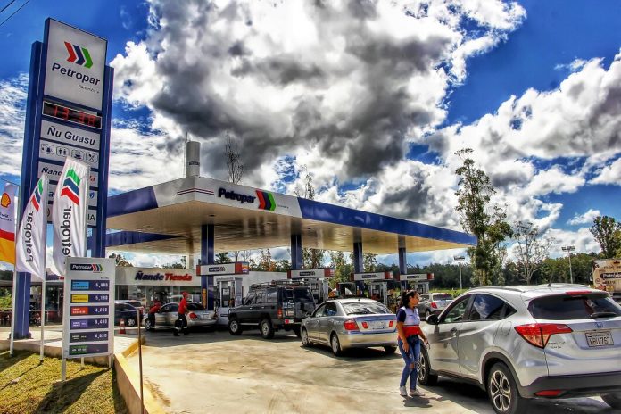 Santiago Peña anuncia reducción en el precio del combustible