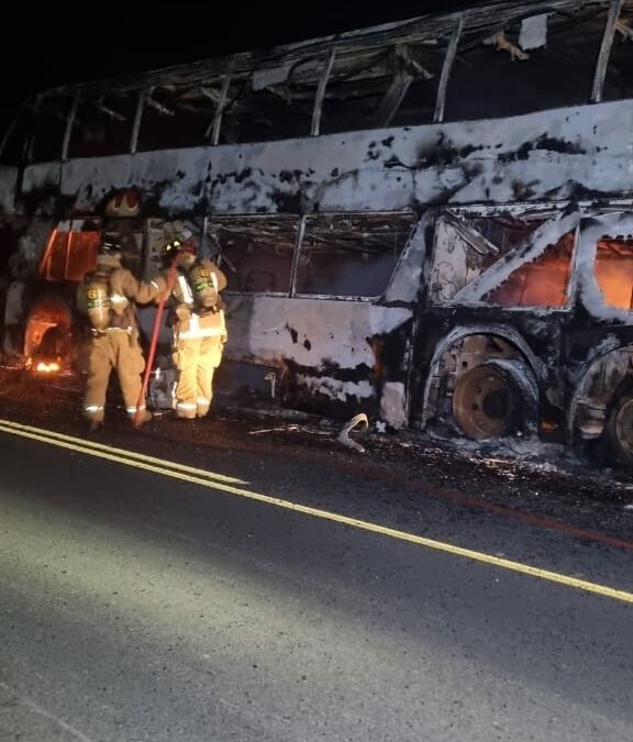 Incendio destruye ómnibus de larga distancia en Benjamín Aceval