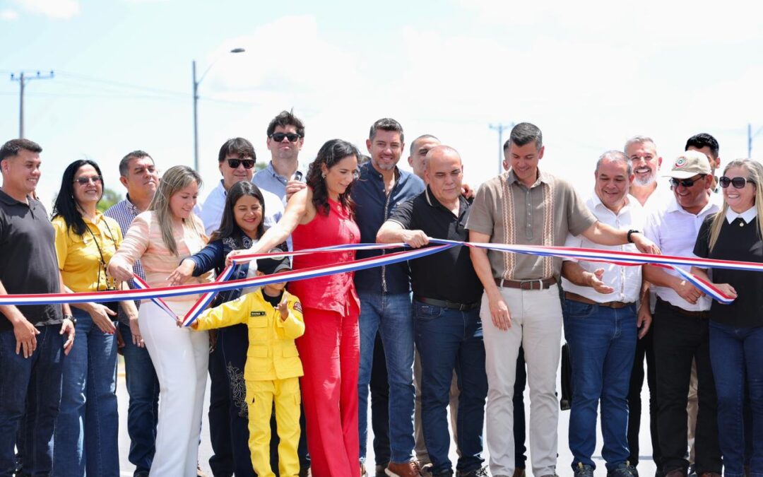 Santiago Peña inaugura renovada ruta entre Remanso y Falcón