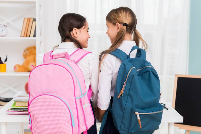 Salud advierte sobre mochilas pesadas: peso excesivo puede causar lesiones