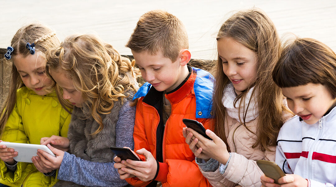 Presentan proyecto para restringir uso de redes sociales en menores de 16 años