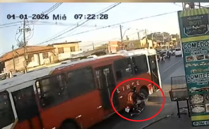 Motociclista sufre grave accidente tras adelantamiento por la derecha
