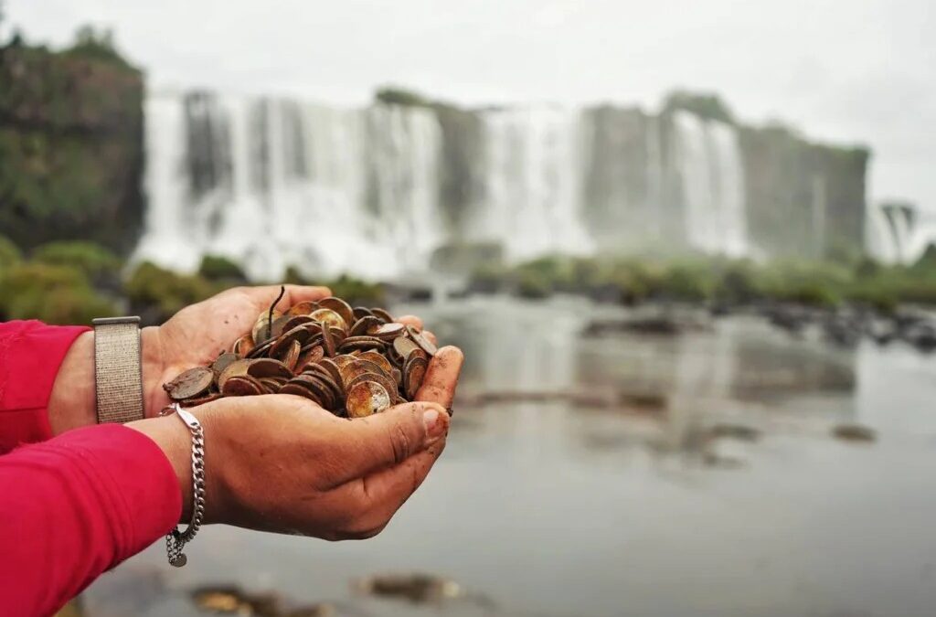 Brasil retira 383 kilos de monedas de las Cataratas del Iguazú