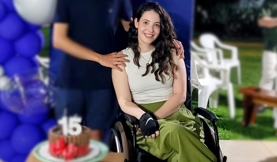 Solicitan ayuda para comprar silla de ruedas adaptada para mujer con esclerosis múltiple