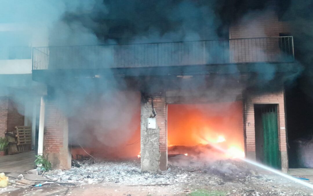 Incendio consume depósito en zona del Mercado de Abasto