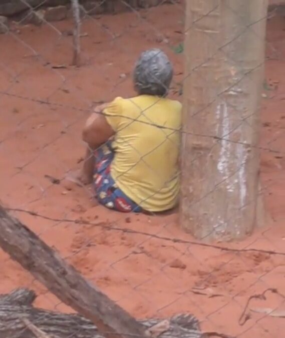 Claman ayuda para mujer de 72 años y su hijo que viven en estado de abandono