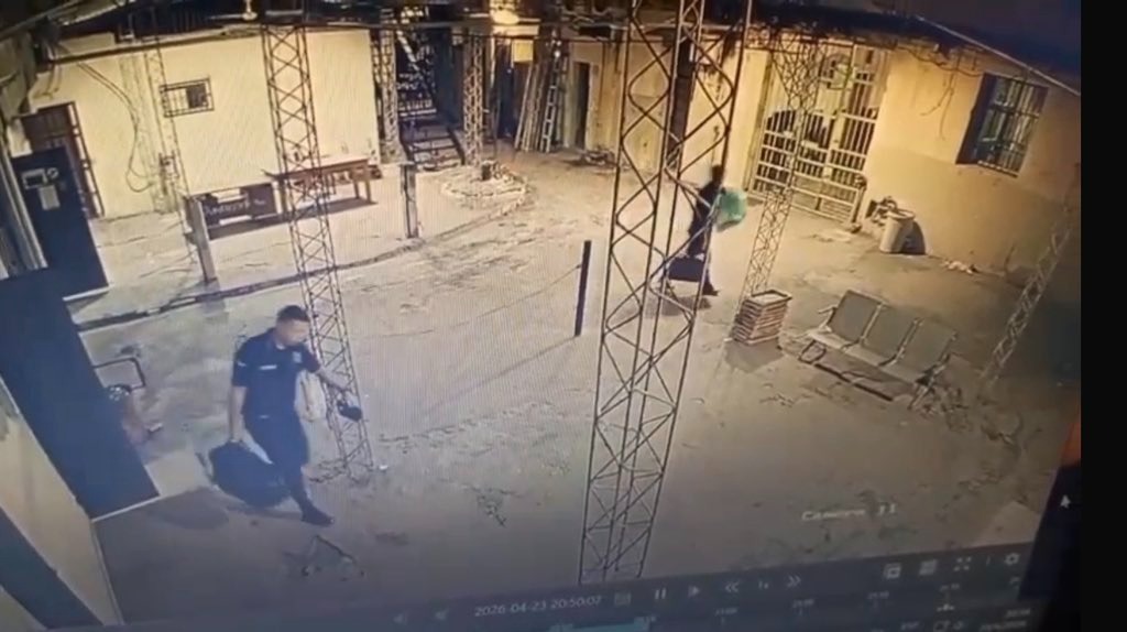 Comisario detenido tras intentar ingresar bebidas alcohólicas a cárcel de Tacumbú