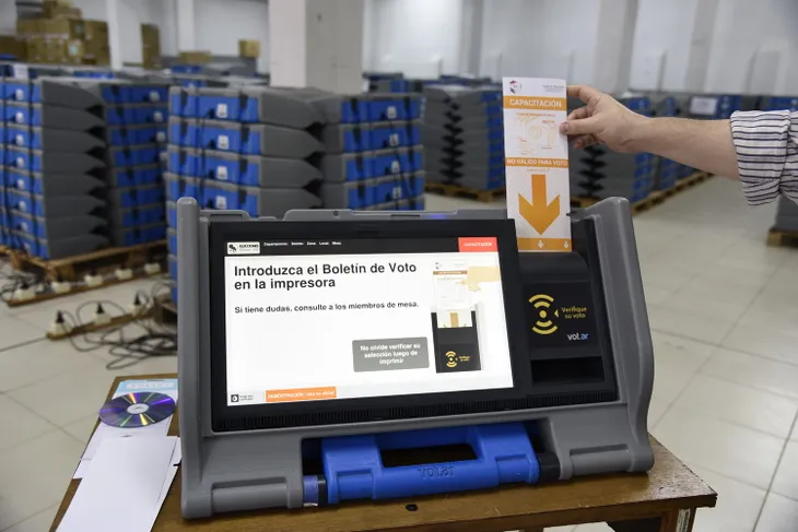Control de las máquinas de votación: verifican dispositivos y credenciales