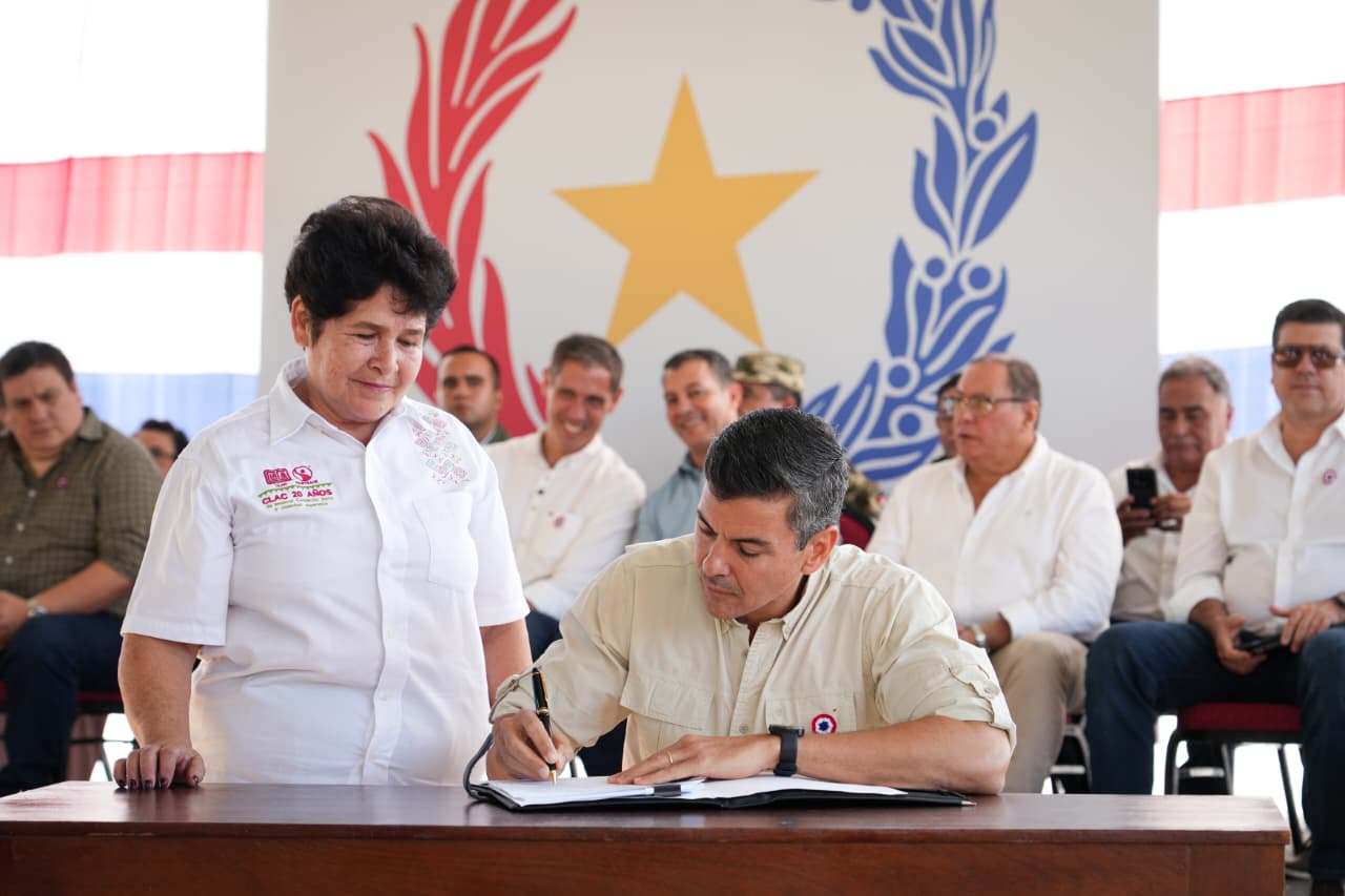 Santiago Peña firma el decreto reglamentario de la Ley de Etanol