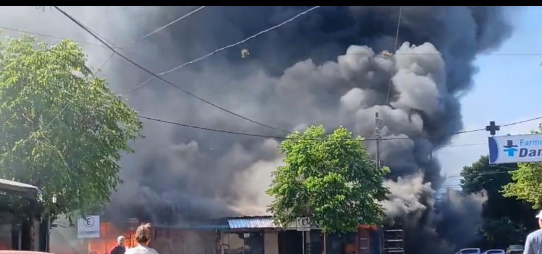 Incendio de grandes proporciones consume mercado municipal de Itauguá