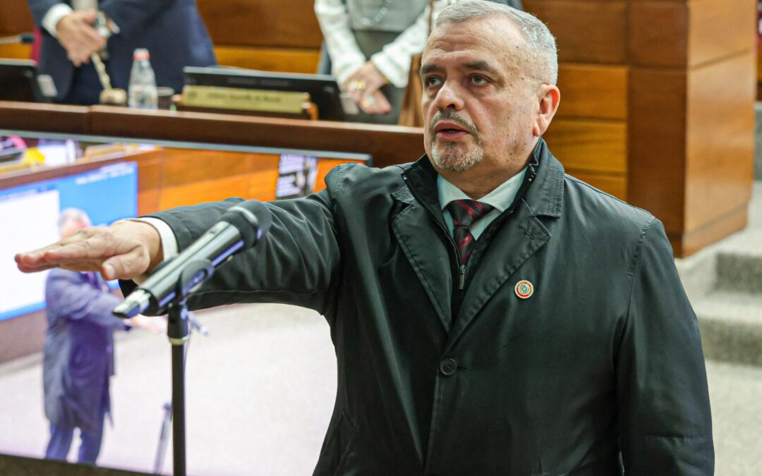 Senado toma juramento a Carlos Liseras tras aprobar renuncia de Rivas y Galeano