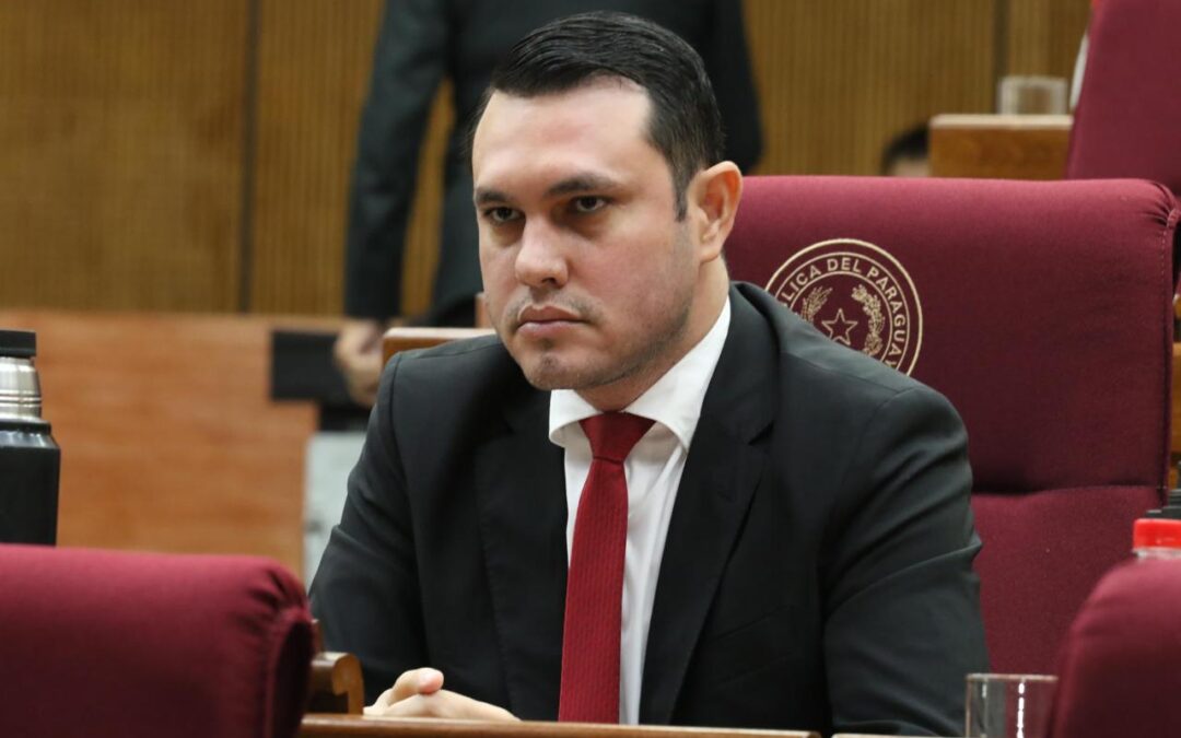Hernán Rivas renuncia al Senado
