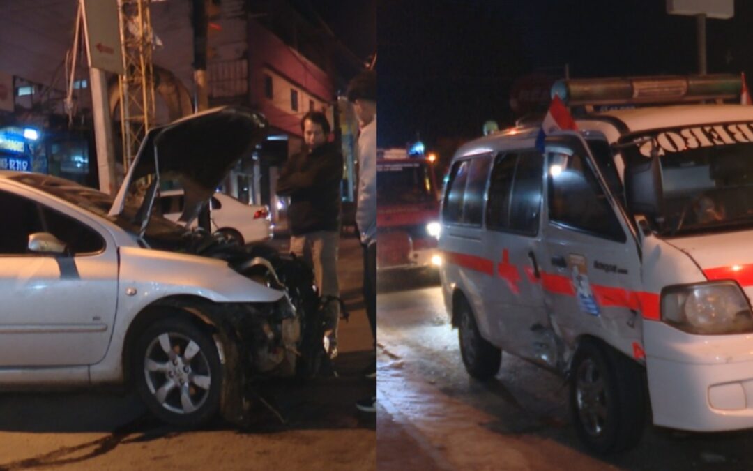 Violento choque entre ambulancia y automóvil en Fernando de la Mora