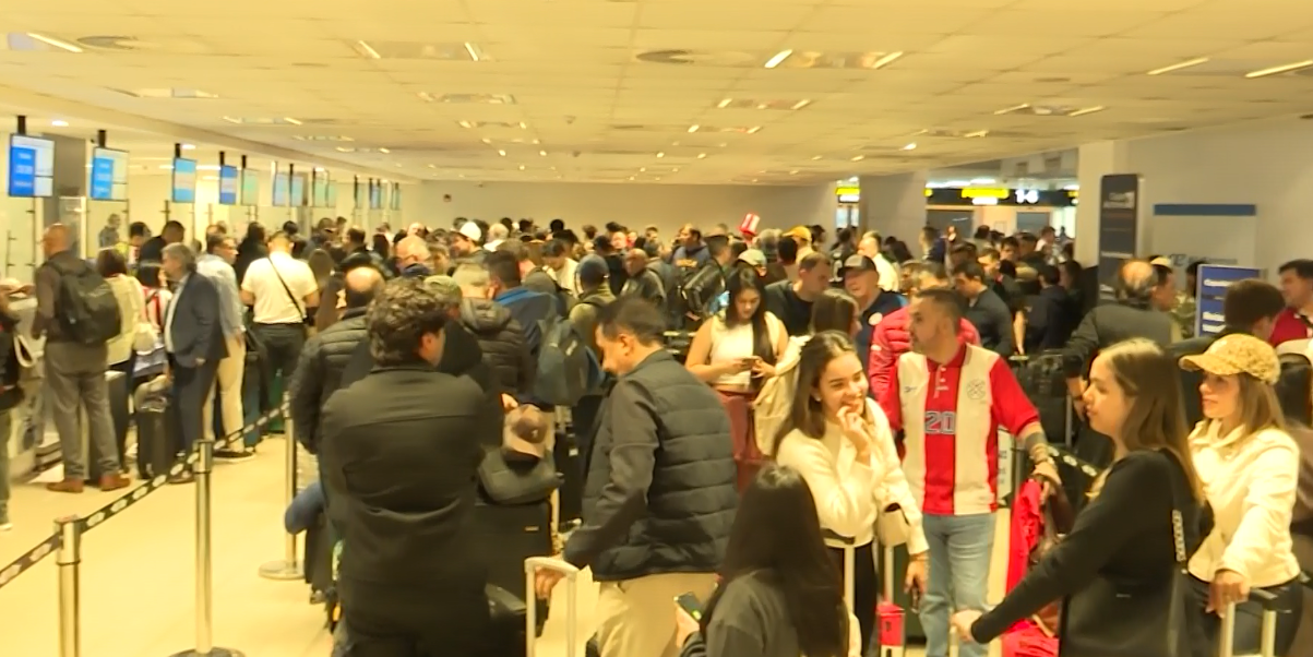 Rumbo al sueño mundialista: cientos de hinchas via