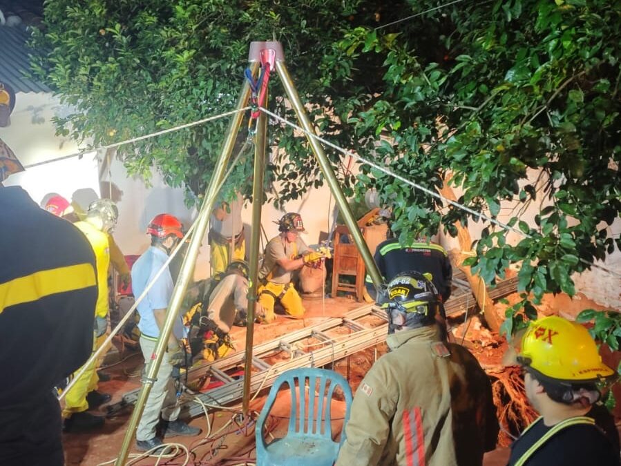 Muere trabajador tras colapso de pozo en Villa Elisa